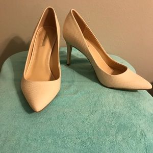 BCBG size 8 pumps